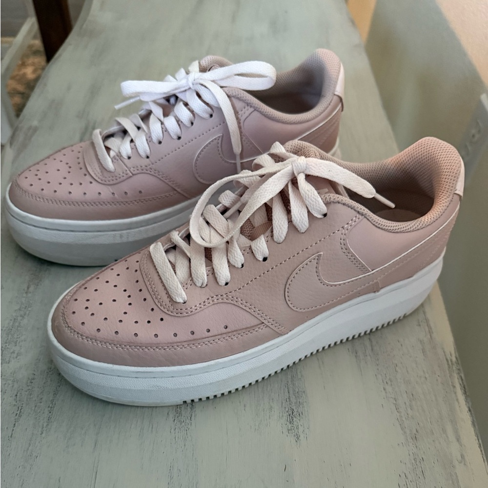 WOMEN'S NIKE COURT VISION ALTA LEATHER PLATFORM SNEAKERS